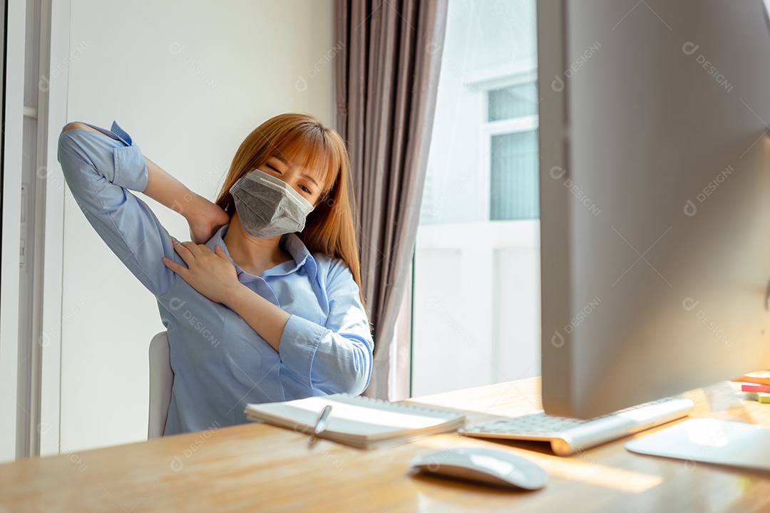 Mulher asiática de máscara trabalhando na pandemia