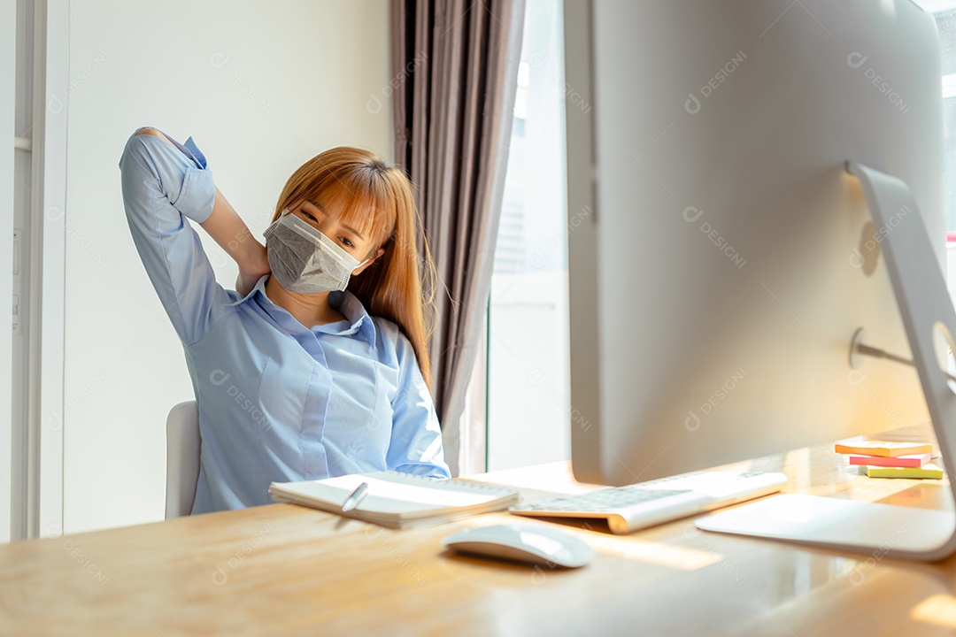 Mulher asiática de máscara trabalhando na pandemia