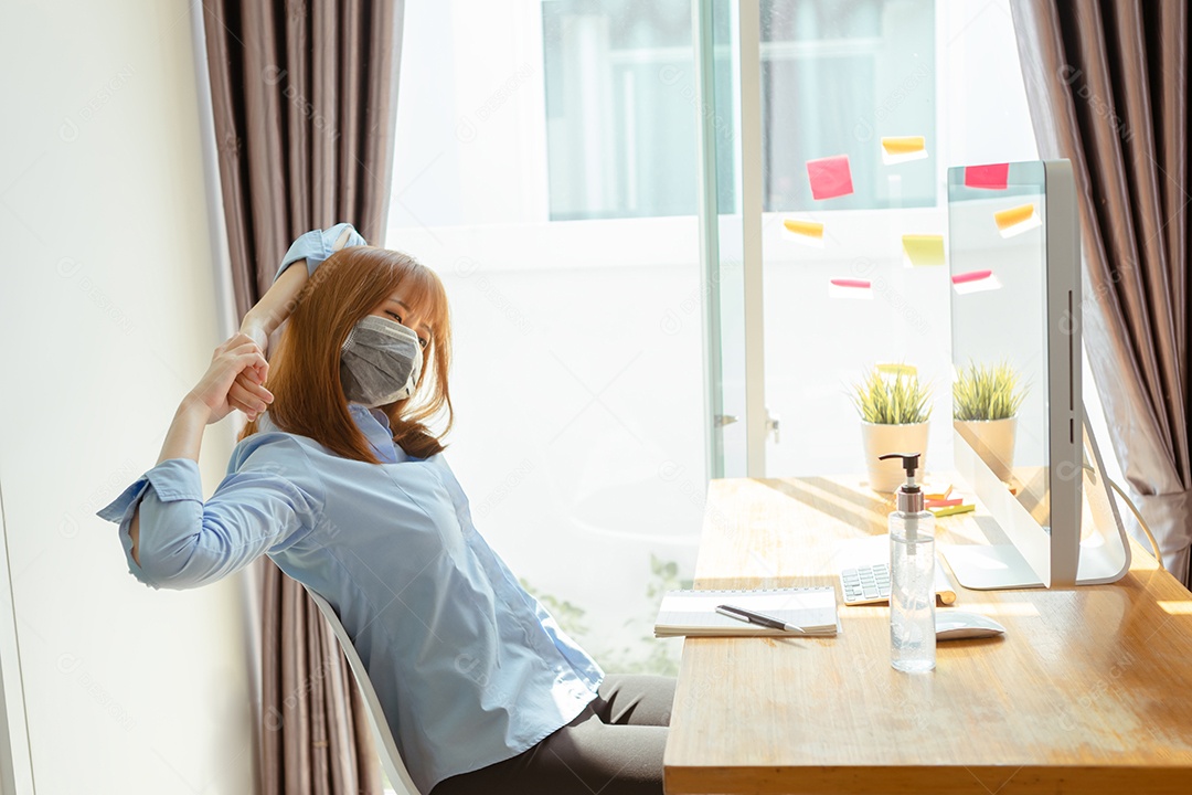Mulher asiática de máscara trabalhando na pandemia