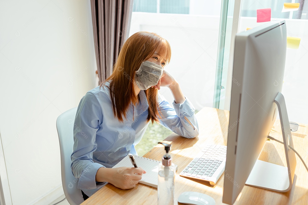 Mulher asiática de máscara trabalhando na pandemia