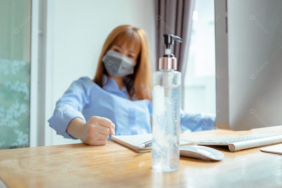 Mulher asiática de máscara trabalhando na pandemia