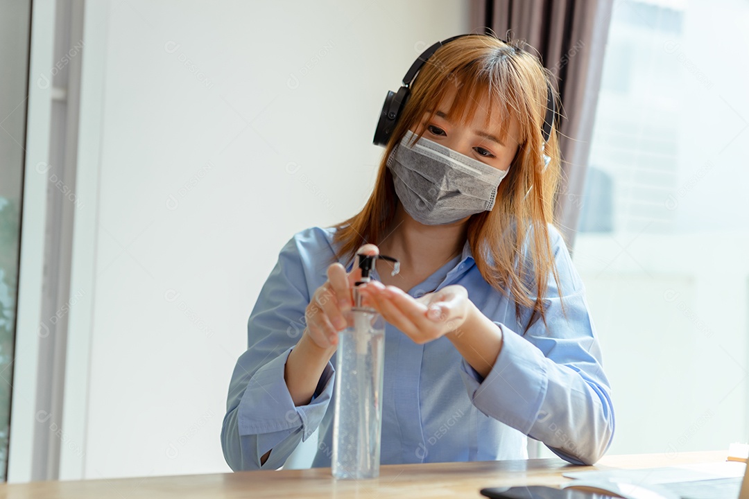 Mulher asiática de máscara trabalhando na pandemia