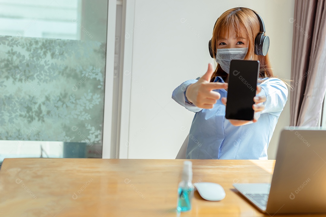 Mulher asiática trabalhando na pandemia