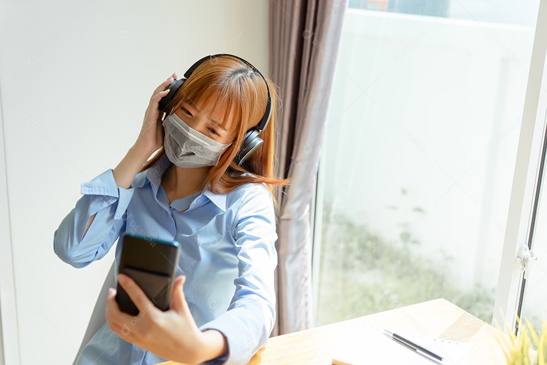Mulher asiática trabalhando na pandemia