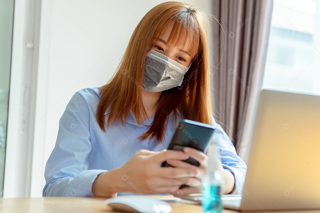 Mulher asiática trabalhando na pandemia