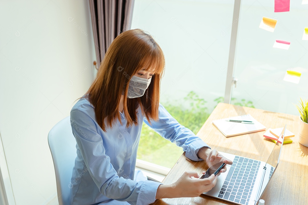 Mulher asiática de beleza usando máscara de proteção
