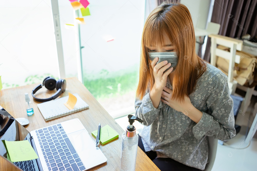 Mulher asiática de beleza usando máscara de proteção