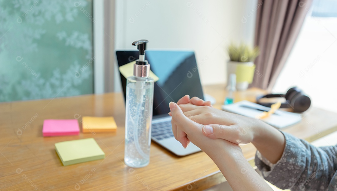 Mulher usando máscara, desinfetante para limpeza de álcool