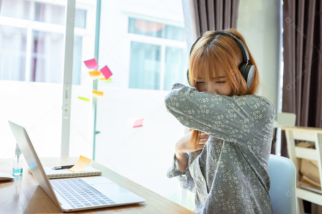 Coronavírus, crise covid-19 de paciente asiática doente usando máscara