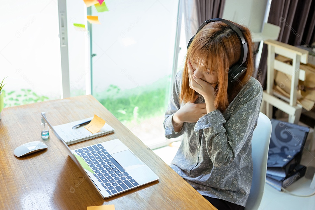 Coronavírus, crise covid-19 de paciente asiática doente usando máscara