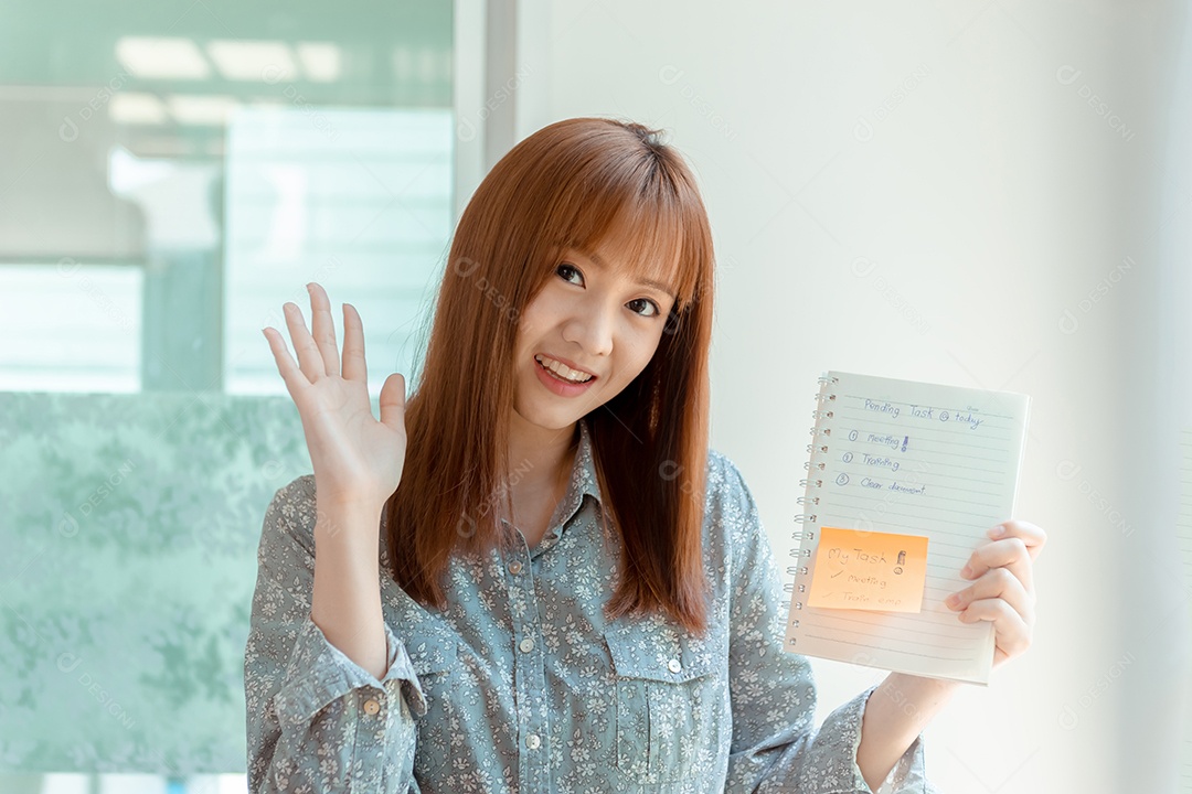 Beleza jovem asiática usando videoconferência