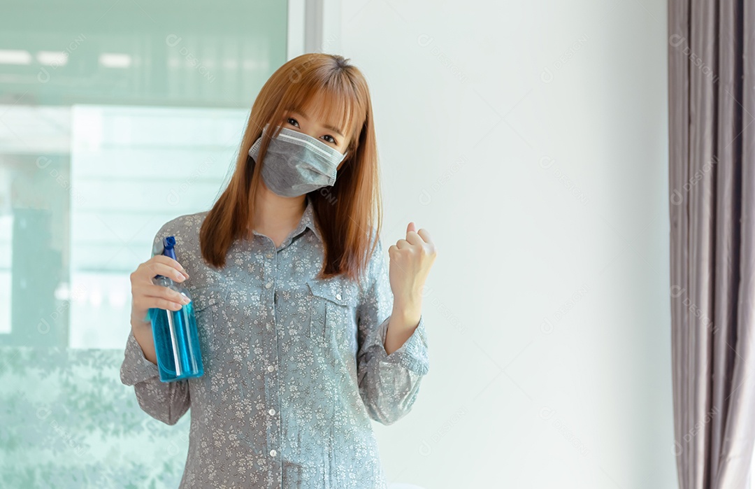 Mulher asiática segurando desinfetante de álcool em spray para limpar