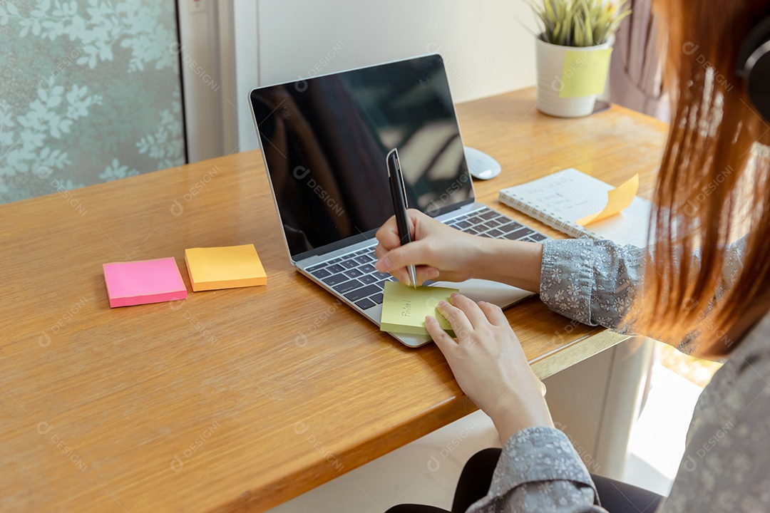 Mulher com laptop e proteção, auto-isolamento da sociedade para reduzir os riscos.