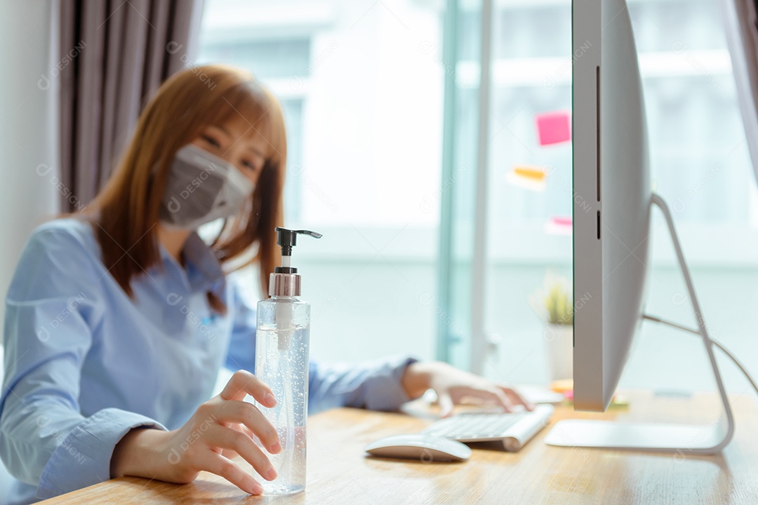 Mulher asiática usando máscara desinfetante para limpeza de álcool em gel