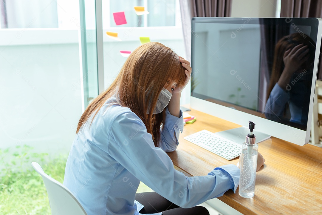 Mulher asiática usando máscara trabalhando em casa