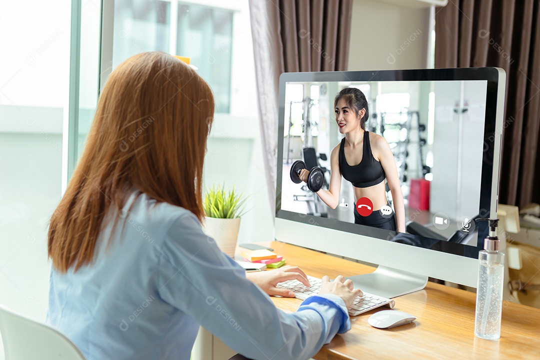 Interface de usuário de videochamada de jovem asiática aprendendo e estudando com personal trainer