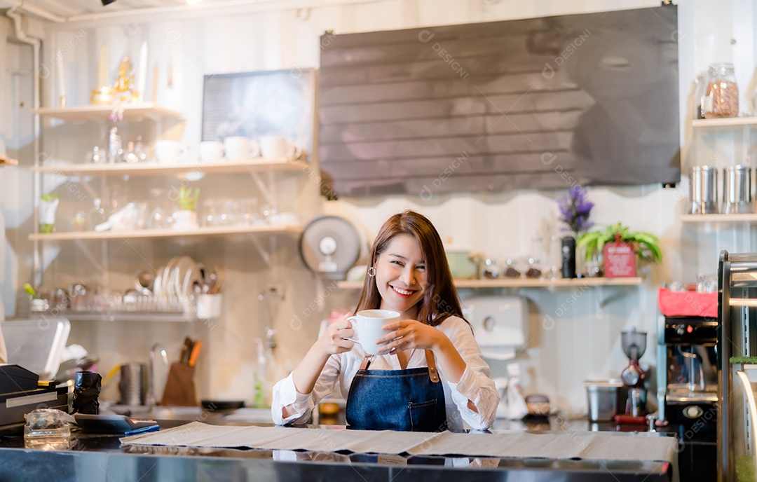 Mulher asiática profissional Barista preparando café no balcão da frente