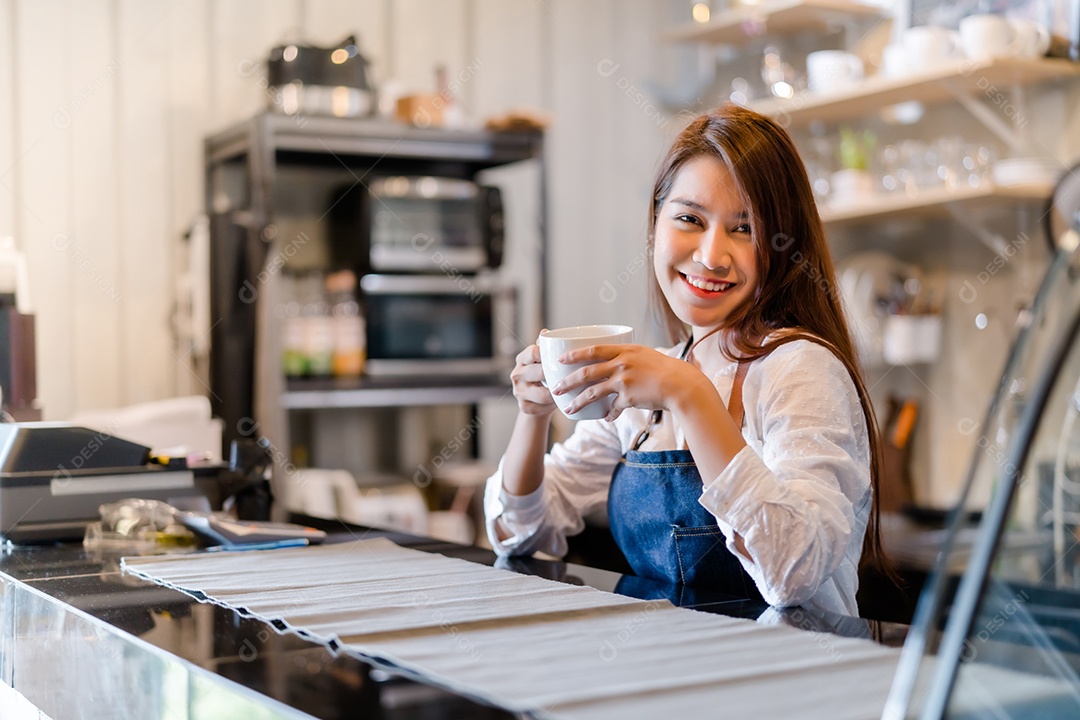 Mulher asiática profissional Barista preparando café no balcão da frente