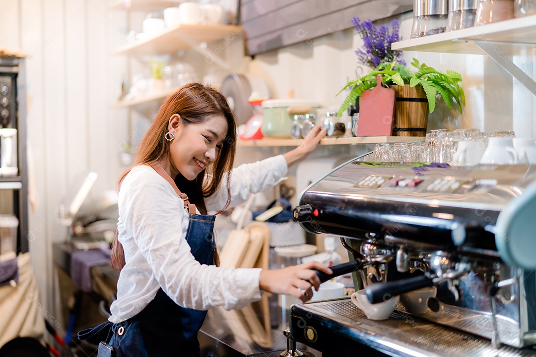 Mulher asiática profissional Barista preparando café no balcão