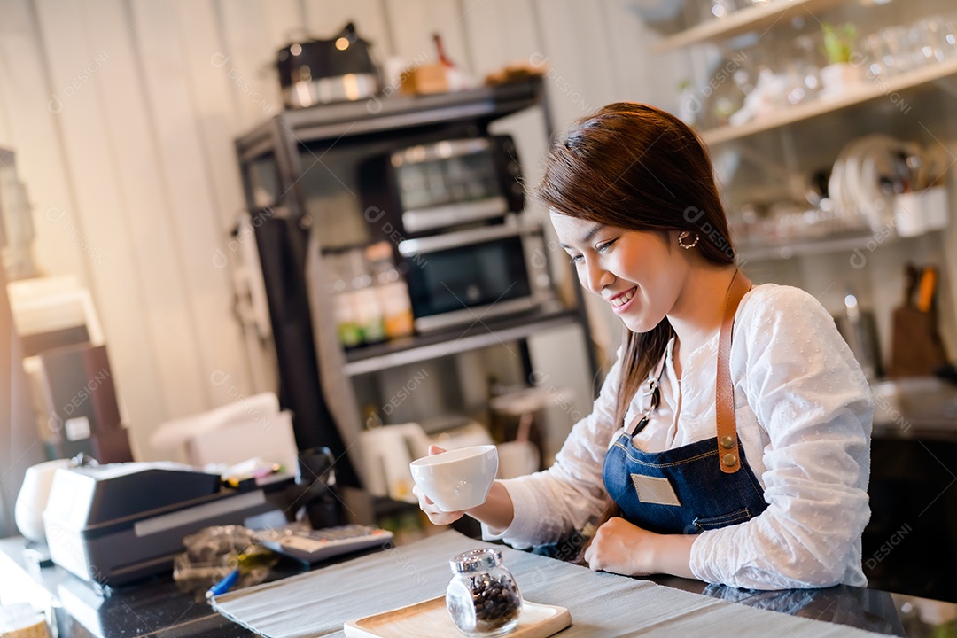Mulher asiática profissional Barista preparando café no balcão
