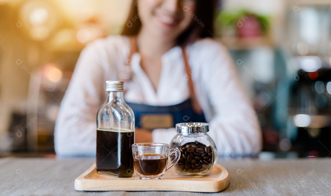 Mulher asiática profissional Barista preparando café no balcão