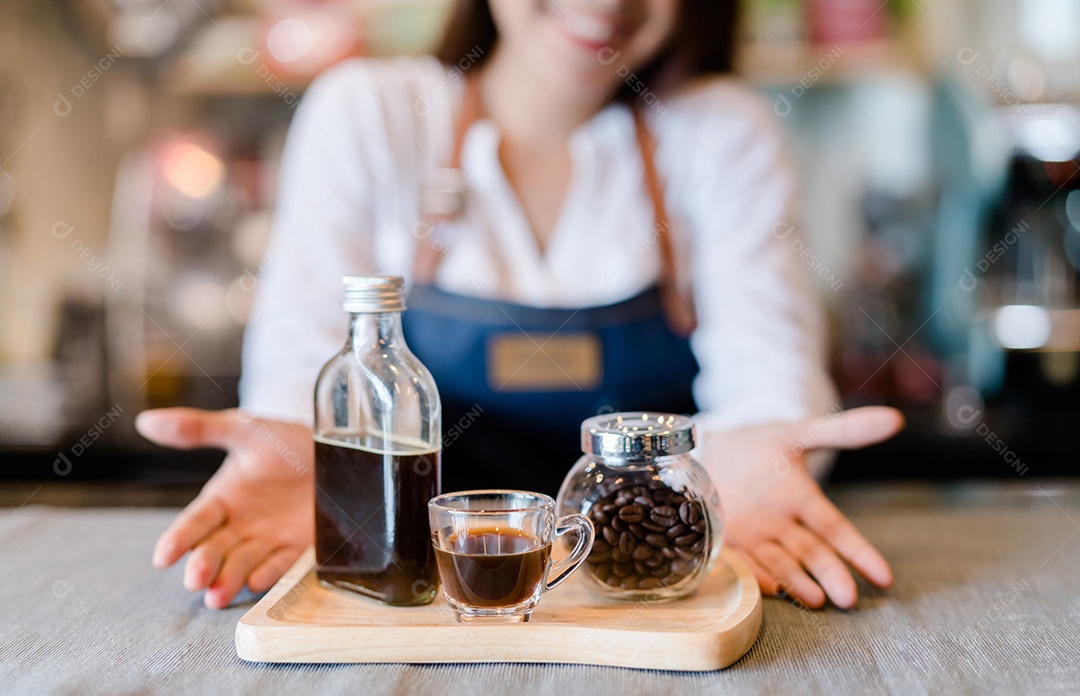 Mulher asiática profissional Barista preparando café no balcão