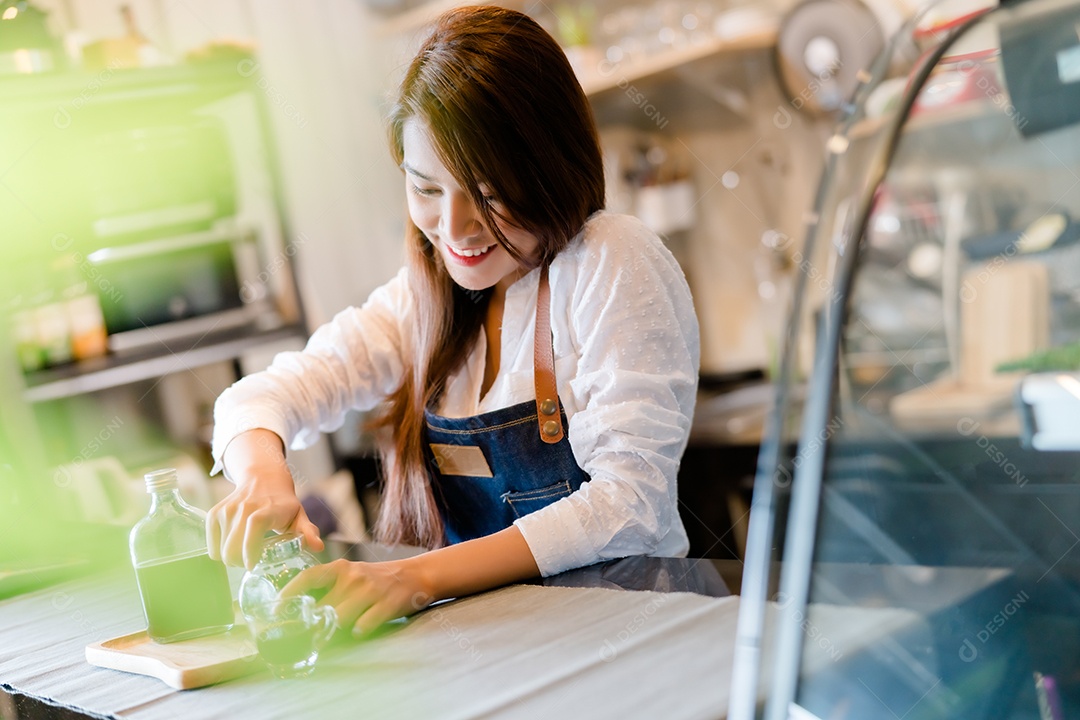 Mulher asiática profissional Barista preparando café no balcão