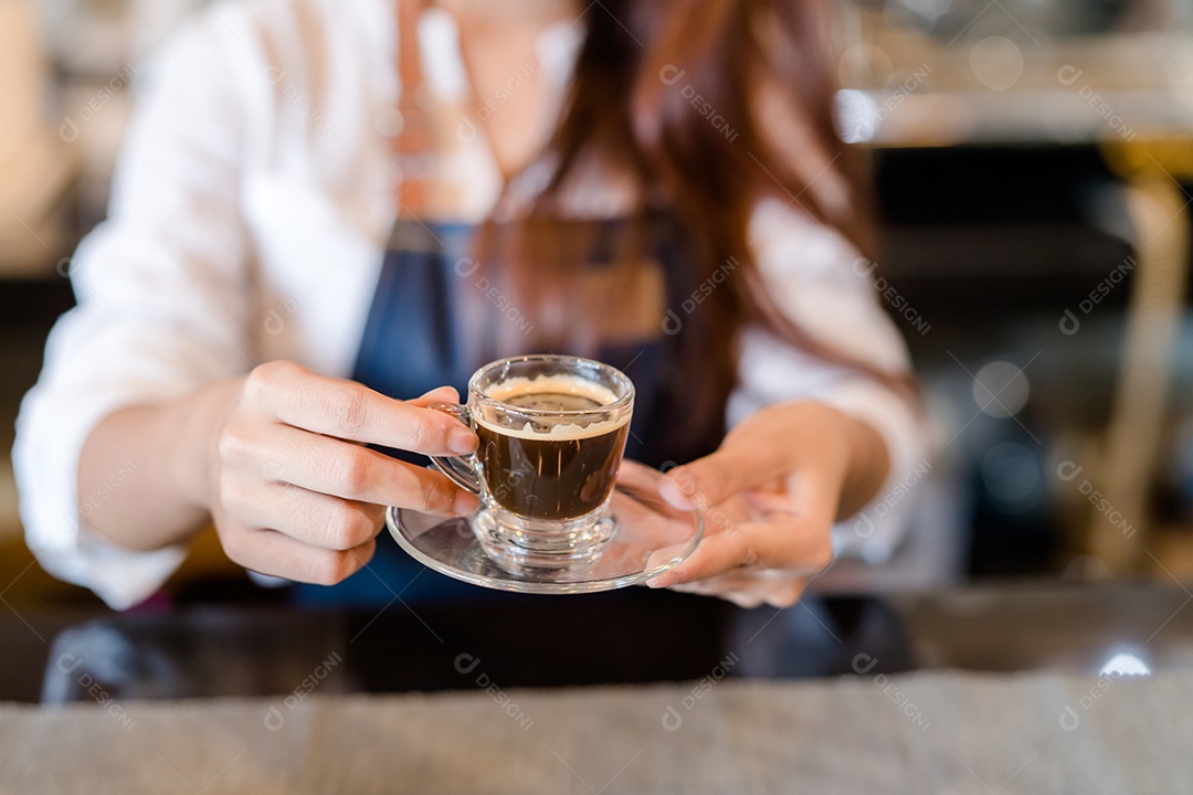 Mulher asiática profissional Barista preparando café no balcão