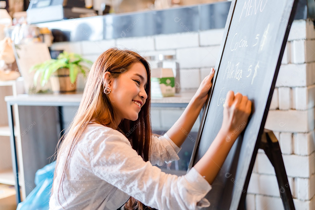 Mulher asiática profissional Barista, escrevendo menu