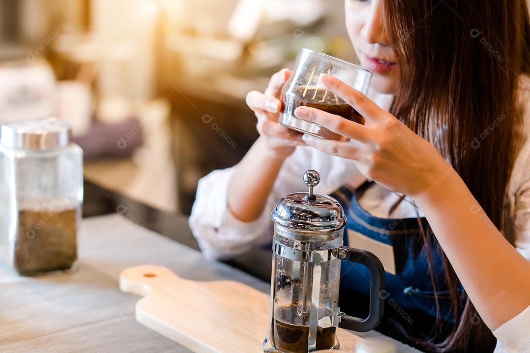 Mulher asiática profissional Barista preparando café no balcão da frente