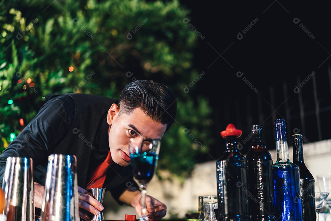 O barman profissional prepara uma bebida de coquetel na celebração da festa