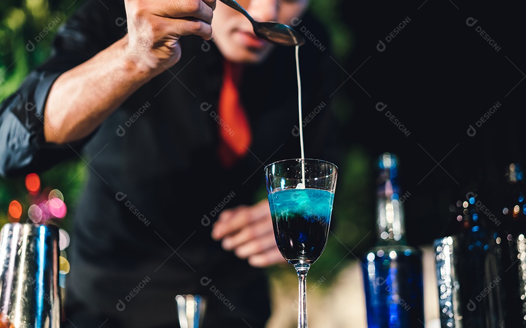 O barman profissional prepara uma bebida de coquetel na celebração da festa