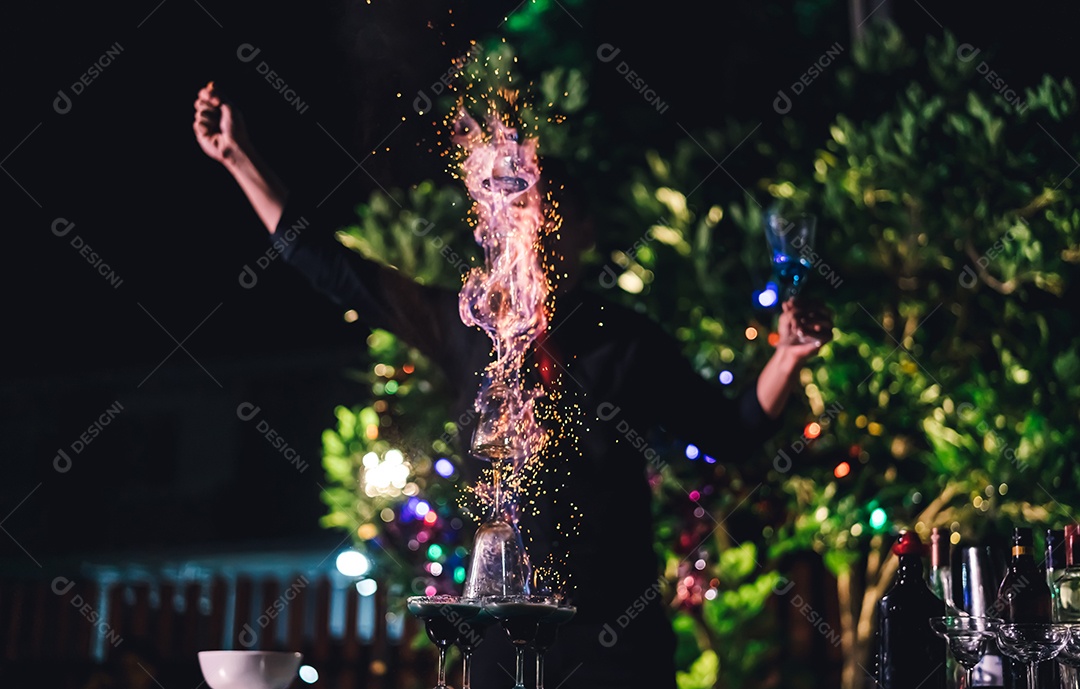 O barman profissional prepara uma bebida de coquetel na celebração da festa