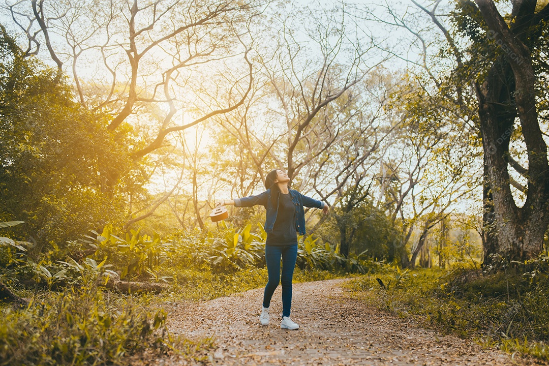 Jovens turistas asiáticas relaxam nas caminhadas