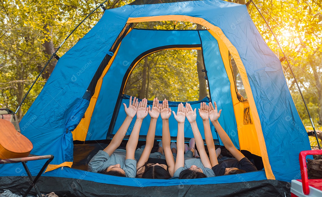 Grupo de amigos de jovens mulheres asiáticas na barraca de acampamento