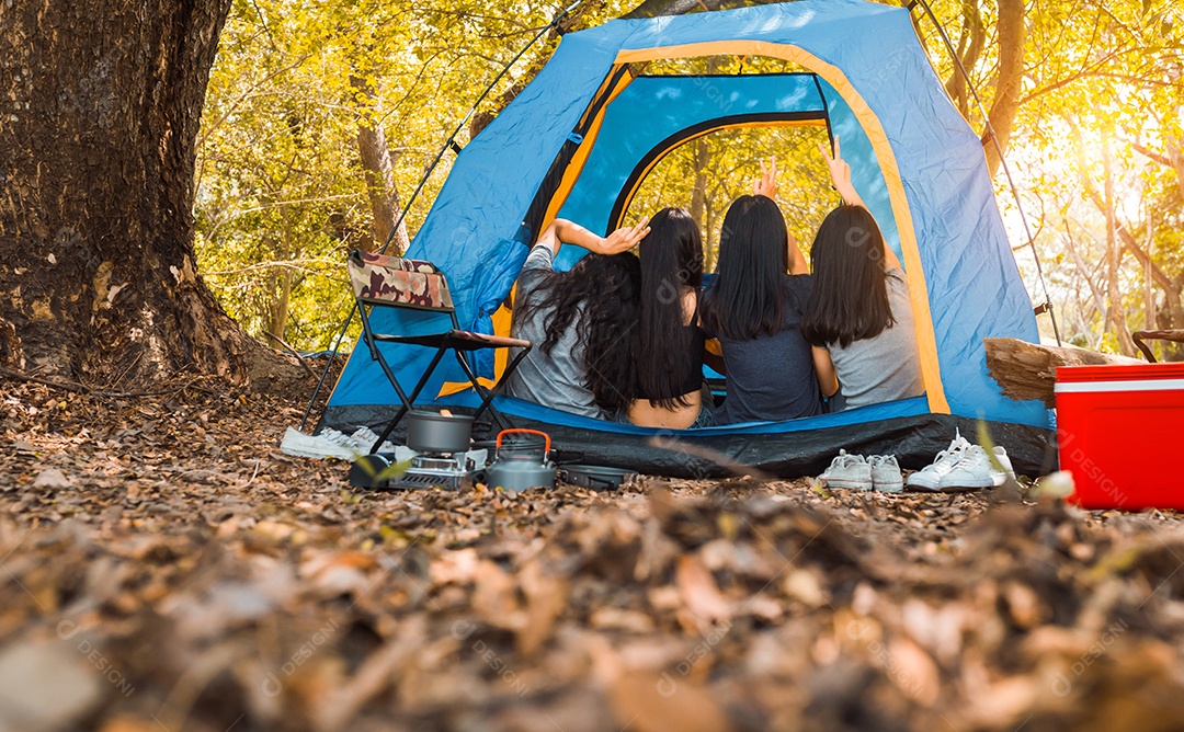 Grupo de amigos de jovens mulheres asiáticas na barraca de acampamento