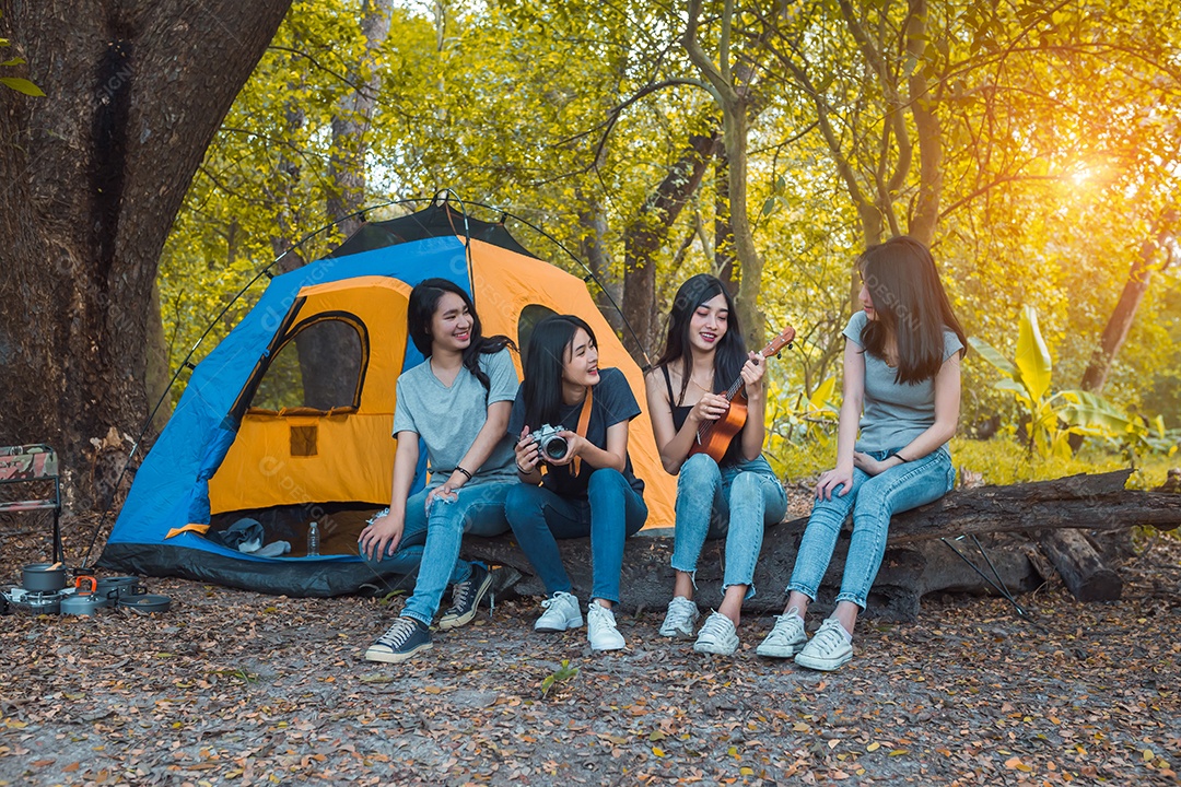 Grupo de amigos de jovens mulheres asiáticas na barraca de acampamento