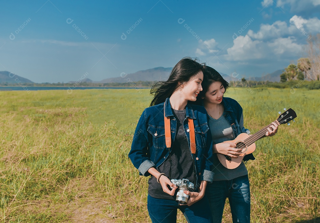 Mochila de mulher tocando violão descansando ao ar livre