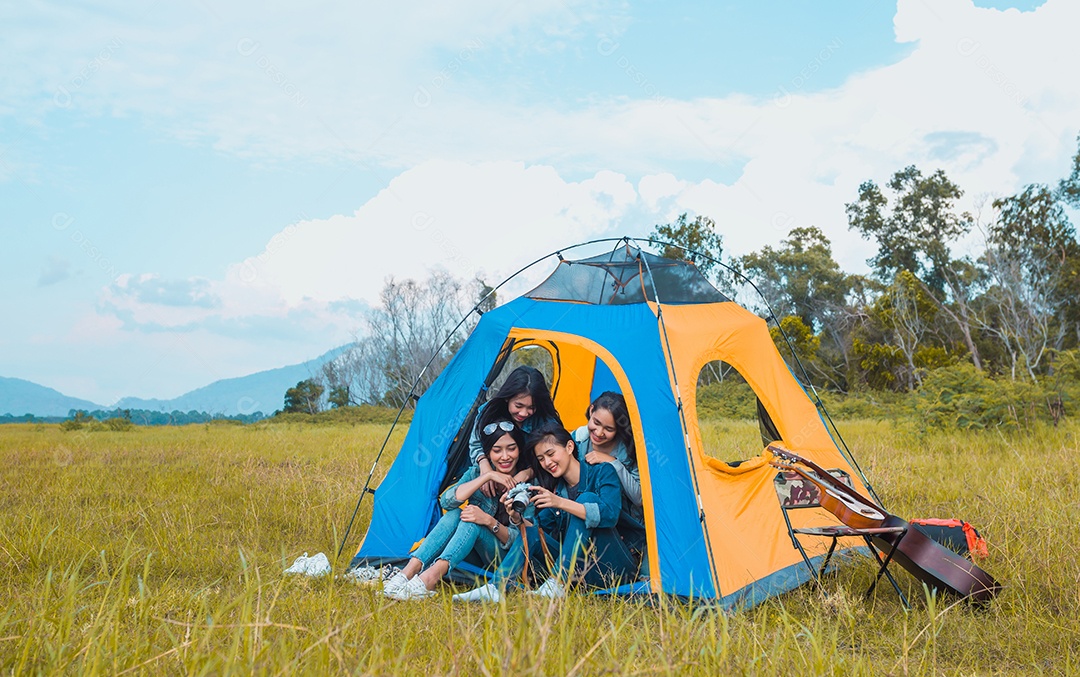 Jovens mulheres asiáticas acampando e descansando na floresta