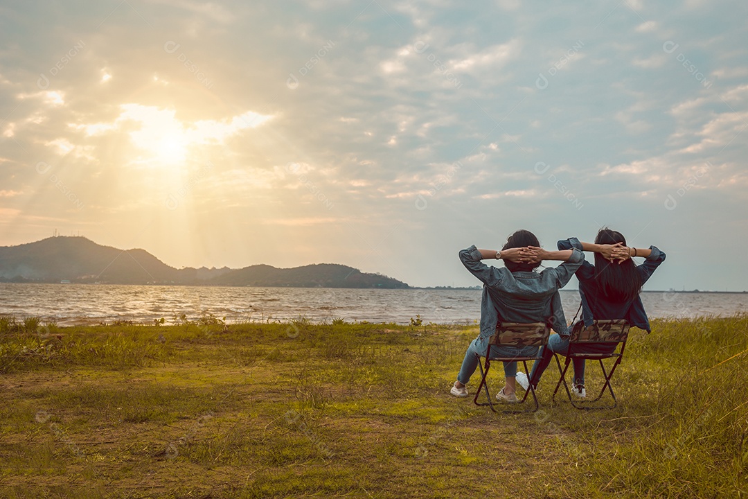 As amigas viajam descansando perto da montanha