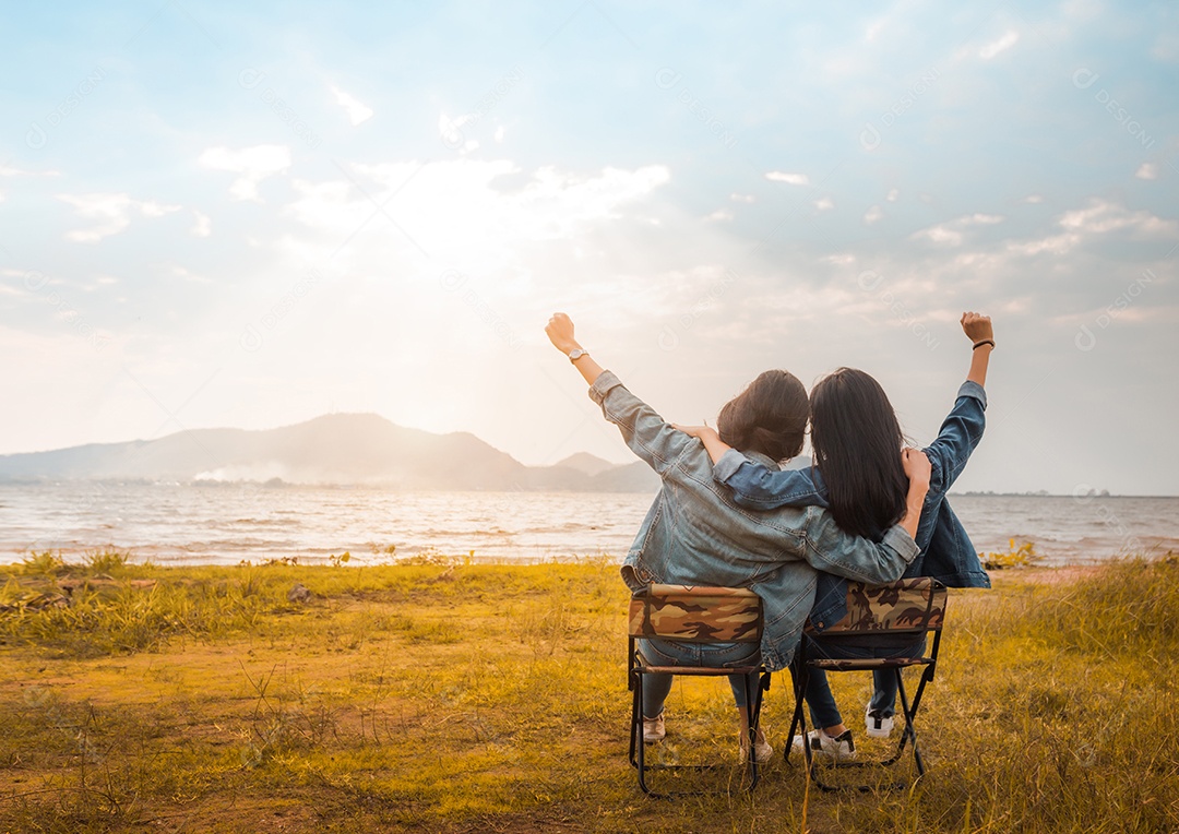 As amigas viajam descansando perto da montanha