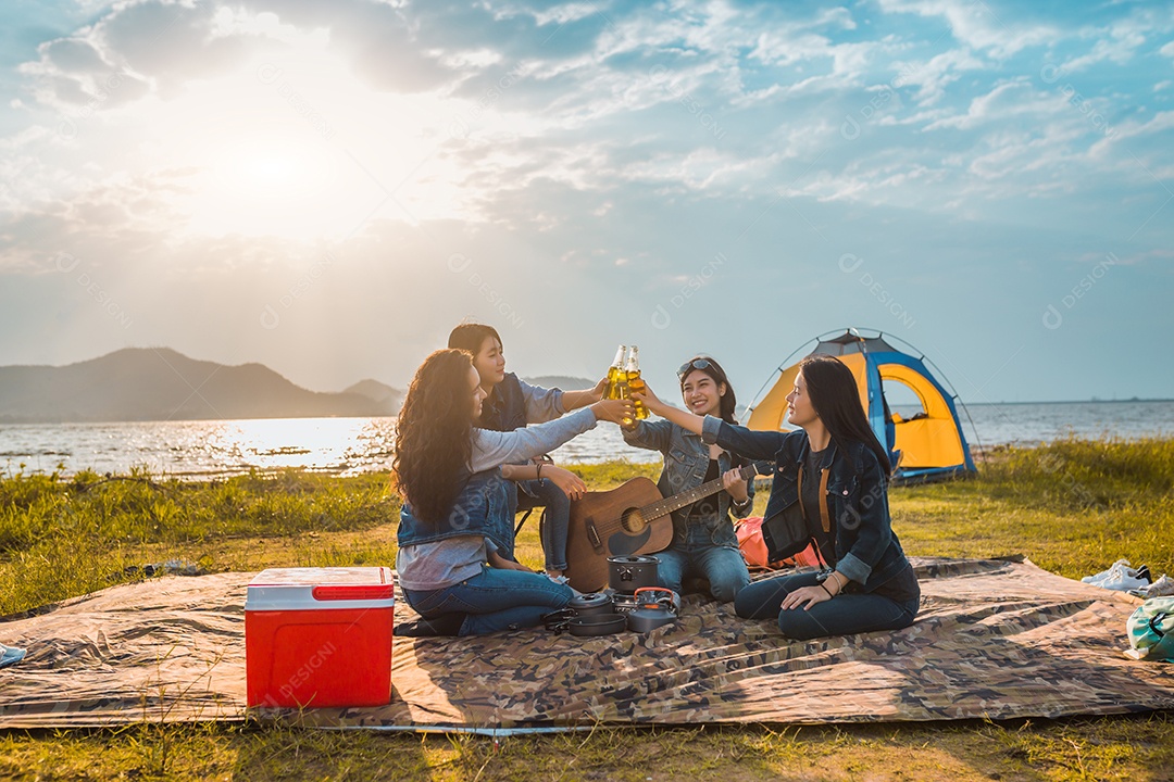 Silhueta Grupo de mulheres festejando e dançando desfrutam de viagens de acampamento