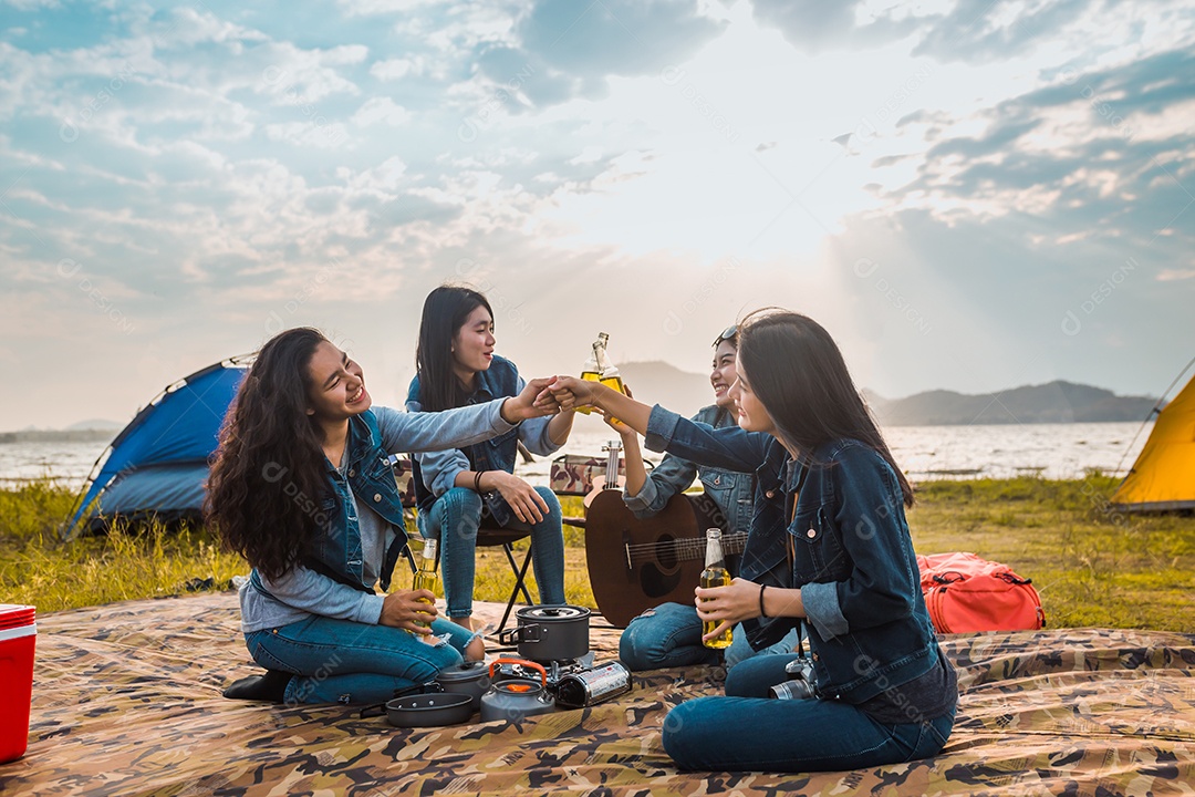 Silhueta Grupo de mulheres festejando e dançando desfrutam de viagens de acampamento