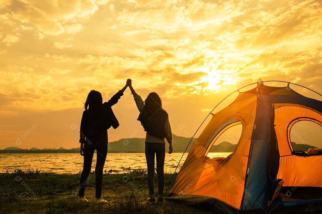 Silhueta Grupo de mulheres festejando e dançando desfrutam de viagens de acampamento