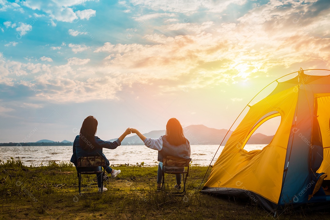 Silhueta Grupo de mulheres festejando e dançando desfrutam de viagens de acampamento