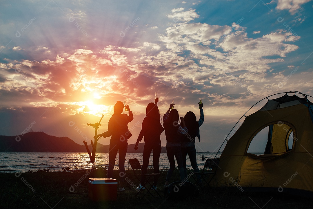 Silhueta Grupo de mulheres festejando e dançando desfrutam de viagens de acampamento