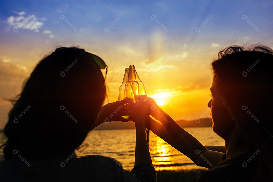 Silhueta Grupo de mulheres festejando e dançando desfrutam de viagens de acampamento