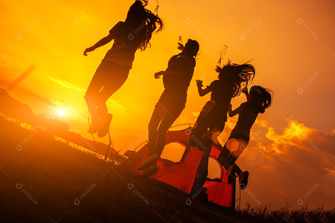 Silhueta Grupo de mulheres festejando e dançando desfrutam de viagens de acampamento