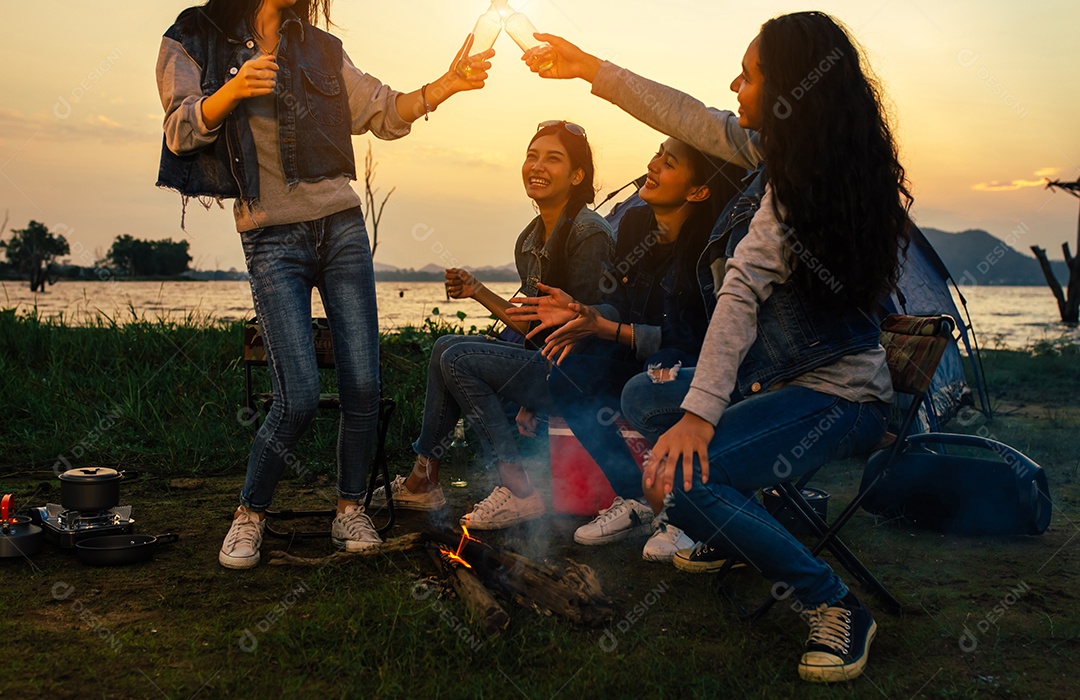 Silhueta Grupo de mulheres festejando e dançando desfrutam de viagens de acampamento
