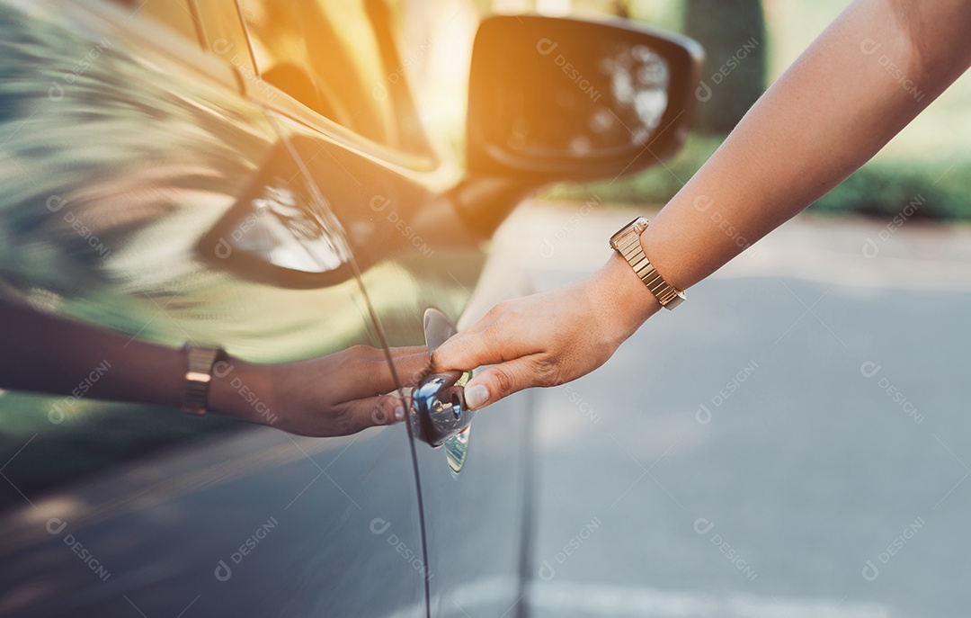 Mãos da mulher destravando o carro